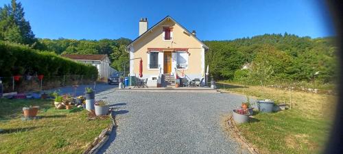 Saint-Sulpice-Laurière Haute-Vienne Freistehend Bild 7412235